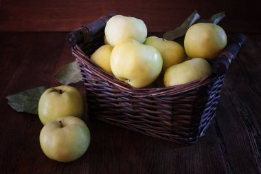 Elma sepeti, sembolik görüntü. Sağlıklı beslenme kavramı. Ahşap arka plan. Ön manzara. Boşluğu kopyala.