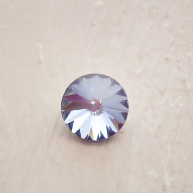 Mavi Elmas Şeffaf Beyaz Taş makro, şeffaf kuvars kristal mineraller. Mücevher için sert stolidite kristalleri, harika bir ametist taş yakın çekim kuvars karbonat taşı