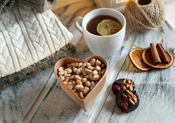 Mezcla Nueces Frutas Secas Chocolate Sobre Fondo Blanco — Foto de Stock