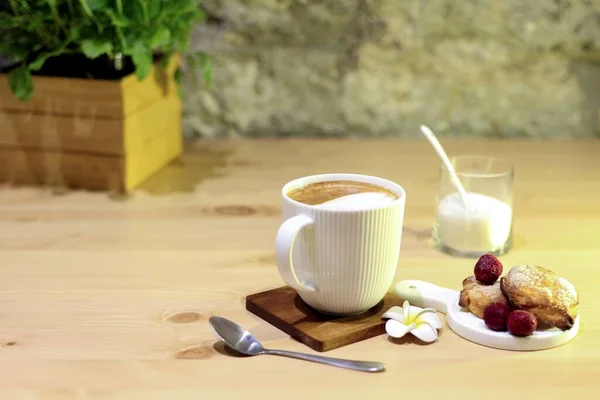 Caffe Latte Tasse Kaffee Mit Einem Süßen Plätzchen — Stockfoto