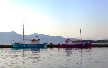 Korfu Kerkyra şehri ve güneşli bir günde mavi gökyüzü. Anemomilos bölgesinde tatil konsepti, Korfu Adası, İyon adaları, Yunanistan. Boş Yunanistan.
