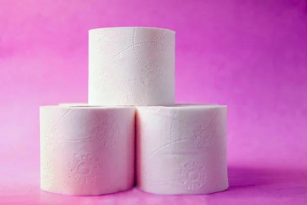 Rolo de papel higiênico macio e branco no fundo brilhante pastel rosa. Conceito de higiene. Lugar vazio para texto, objeto ou logotipo . — Fotografia de Stock