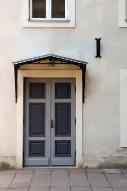 Eski bina cephesinde dekorasyon unsurları olan ahşap kapı. Tallinn, Estonya. Renkli ahşap antika kapı