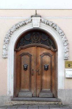 Eski bina cephesinde dekorasyon unsurları olan ahşap kapılar ya da kapılar. Tallinn, Estonya. Büyük ahşap, kahverengi, antika ahşap kapılar, taş duvarlar ve devasa kapılar.