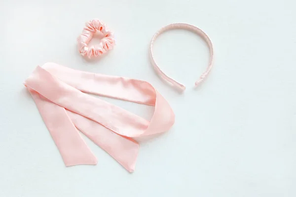 Selyem rózsaszín lekerekített hajszalag elszigetelt fehér. Lapos laikus Fodrászati eszközök és tartozékok, mint a Hair Scrunchie, rugalmas haj szalagok, Bobble Sports Scrunchie Hair band — Stock Fotó