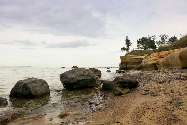 Scenic Klif Met Zonnesteen Lagen Rotsblokken Aan Kust Van Oostzee — Stockfoto