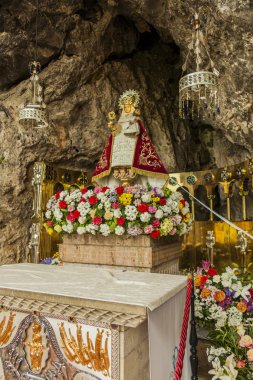 Covadonga Virgin, kutsal dağ, Asturias İspanya mağarada