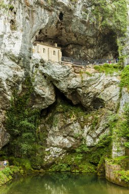 Covadonga, İspanya S dağda kutsal mağarada kilisede