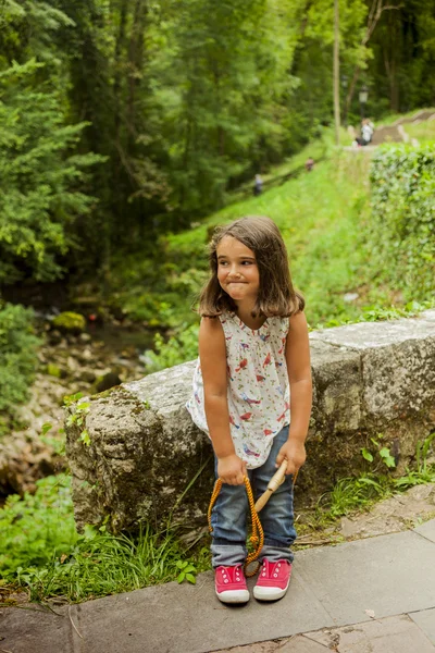 小女孩微笑着摆在 Covadonga，阿斯图里亚斯西班牙湖 — 图库照片