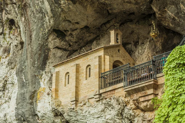 Kyrkan i den heliga grottan i berget i Covadonga, Asturien S — Stockfoto