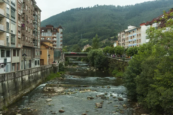 Domy v řece Infiesto, vesnice v Asturias, Španělsko — Stock fotografie