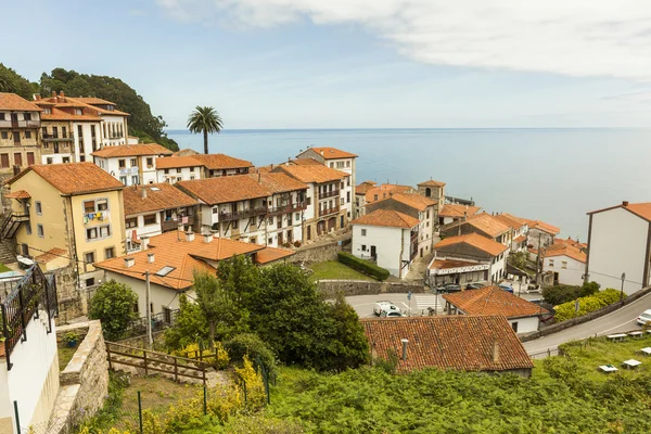 Vistas del pueblo costero de Lastres en Asturias, España — Foto de Stock