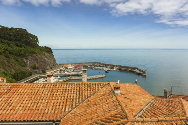 Casa techos de Lastres marinero pueblo costero en Asturias, España — Foto de Stock