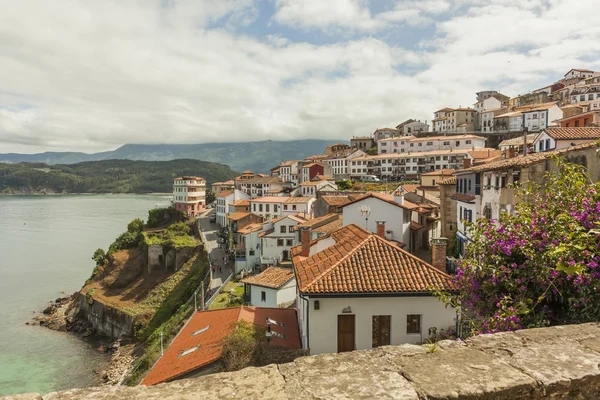 Vistas del pueblo costero de Lastres en Asturias, España — Foto de Stock