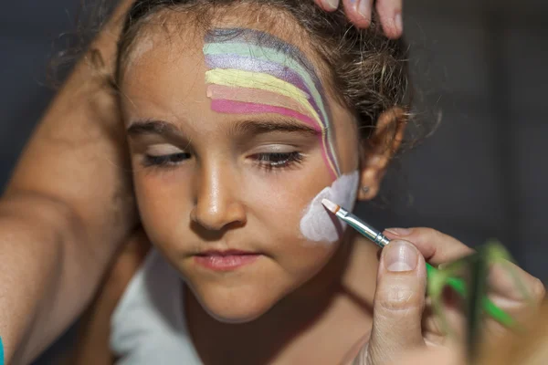 Rainbow kızlar yüz boyama sanatçı tarafından boyalı.