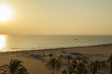 Sunrise ufuk çizgisi gökyüzü ve deniz plaj arasında