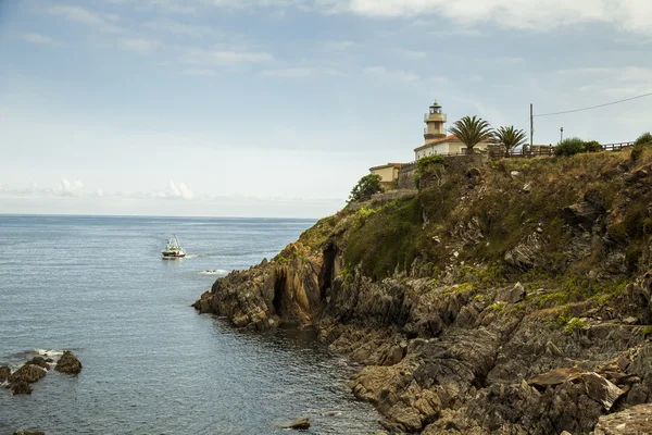 Faro en el acantilado, Cudillero en Asturias, España — Foto de Stock