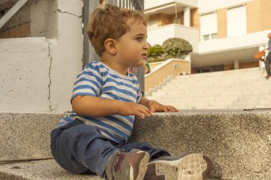 Tam çekim portre sevimli bebeğim 