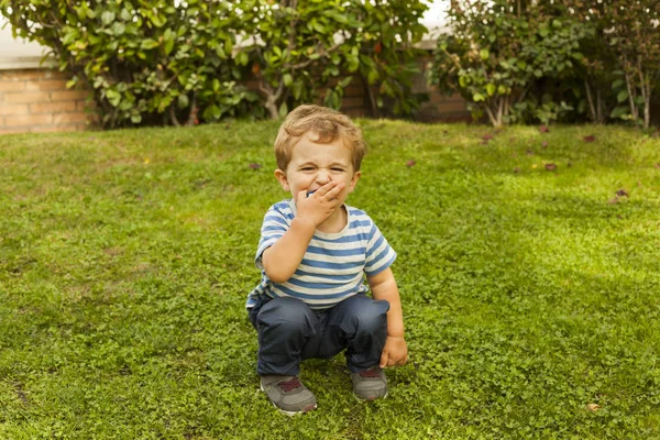 Tiro completo retrato bonito sorridente bebê menino com chupeta agachamento em t — Fotografia de Stock