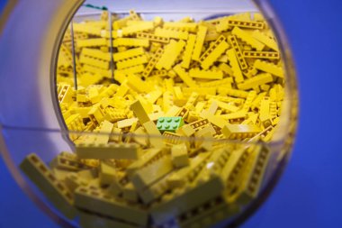 Manhattan'da Lego sarı ve yeşil tuğla Lego depoda saklamak