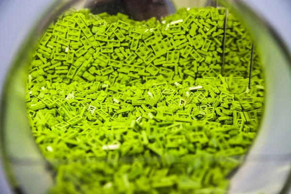 Ladrillos verdes de Lego en tanque en la tienda de Lego en Manhattan — Foto de Stock