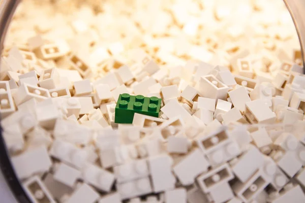 Manhattan'da Lego yeşil ve beyaz tuğla Lego depoda saklamak
