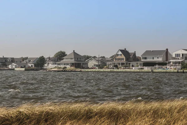 Evler ve nehir. Long Island. NYC