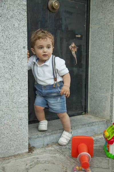 Plný záběr portrét roztomilý chlapeček stojí u dveří domu — Stock fotografie
