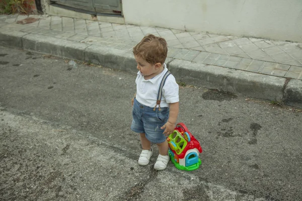 完整的拍摄的肖像可爱的宝贝男孩在街上 — 图库照片