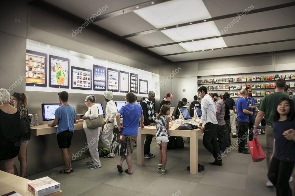 Kunden Bei Apple Store Auf Der 5th Avenue Redaktionelles