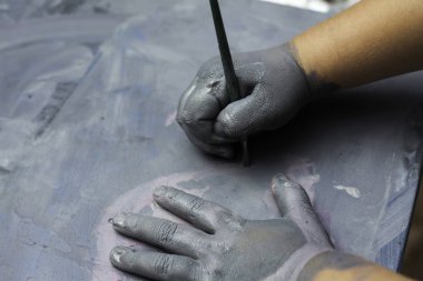 Çocuk bir boyalı ahşap yüzey çizim el boyalı