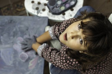 Yüksek açı expresive kız boyama el ile arama