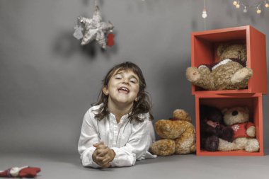 Noel süsler ile beyaz giysiler giyen kız. Stüdyo. GRE