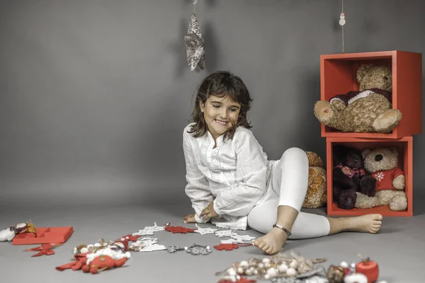 Noel süsler ile beyaz giysiler giyen kız. Stüdyo. GRE