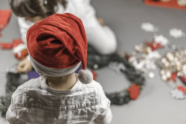 Vue arrière garçon avec chapeau de Père Noël avec des ornements se préparer pour Ch — Photo