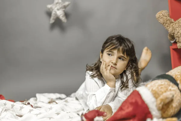 Portret dziewczyna piękny marzyciel w czasie świąt Bożego Narodzenia. W domu z — Zdjęcie stockowe