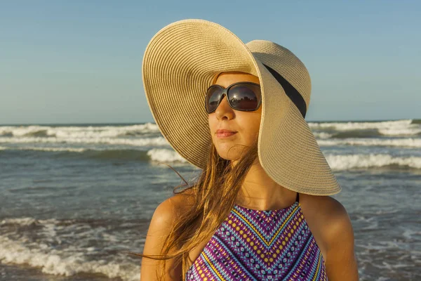 Chica en la playa con sombrero de playa de verano y gafas de sol admiri — Foto de Stock