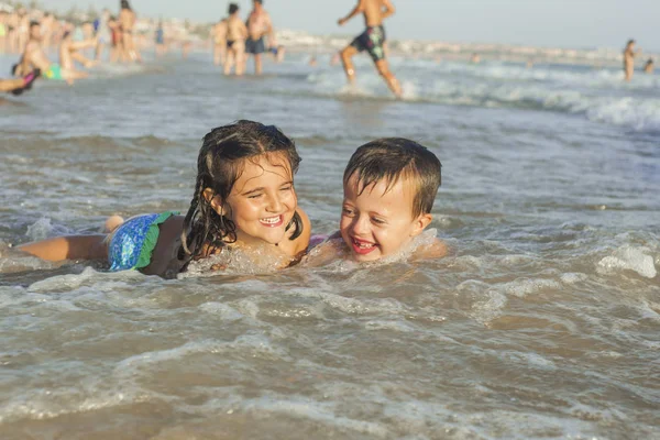 水泳やビーチの海岸で遊ぶ子供たち — ストック写真