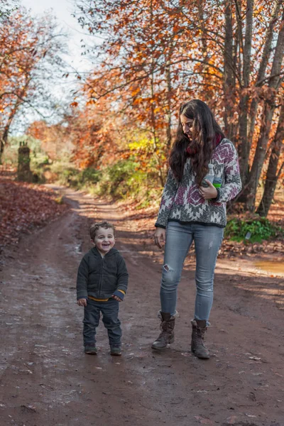 肖像画的女人和微笑的男婴享受自然的散步。奥托乌 — 图库照片
