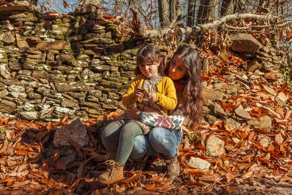 Retrato mujer y niña admirando y disfrutando de la naturaleza. Otoño lan — Foto de Stock