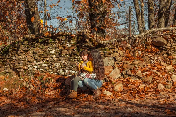 Retrato mujer y niña admirando y disfrutando de la naturaleza. Otoño lan — Foto de Stock