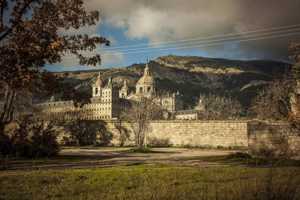 Monastero di San Lorenzo de El Escorial a Madrid, Spagna. Autunno — Foto Stock