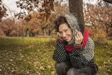 Sonbahar arka planda gülen güzel kadın portresi kapatın