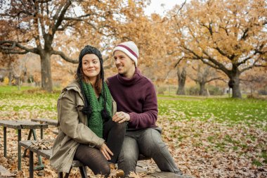 Tortum parkta bir bankta oturup konuşuyor, güzel genç Çift