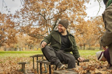 Portre man sonbahar arka planda yün şapka ile gülüyor