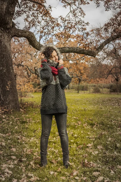 Sonbahar arka planda güzel kadının tam çekim portre