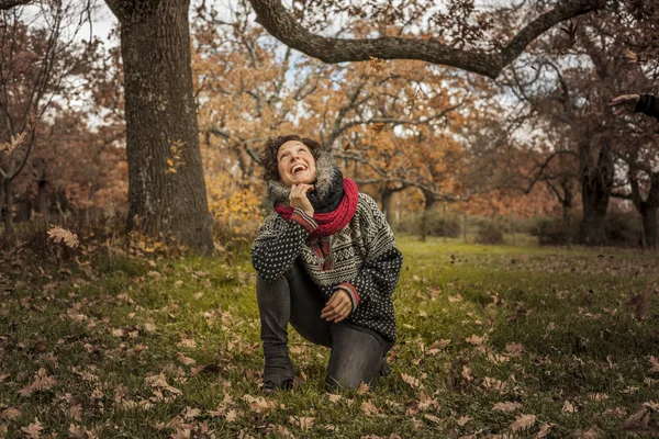 Retrato de mulher feliz se divertindo com folhas no outono — Fotografia de Stock