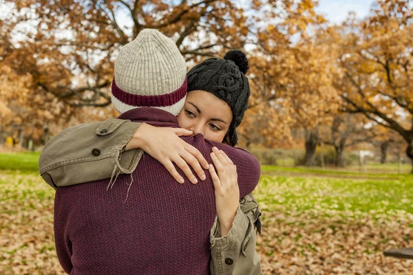 Retrato joven pareja abrazándose en un fondo de otoño. Vista trasera —  Fotos de Stock