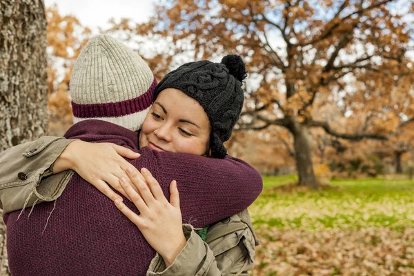 Portrait young couple hugging in an autumn background. Back view — Stock Photo, Image