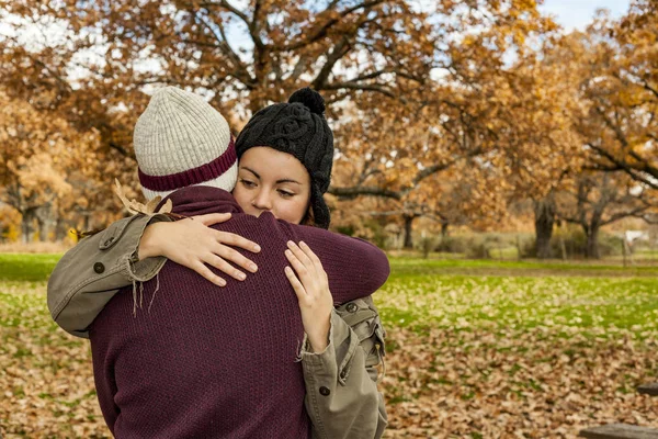 Pasangan muda potret berpelukan di latar belakang musim gugur. Tampilan belakang — Stok Foto